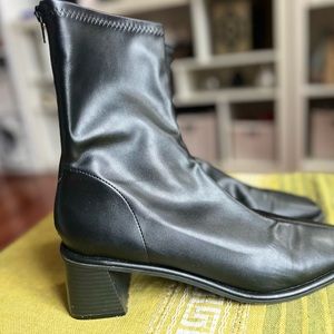 Really funky cool booties with zipper in back. Unlined polyurethane